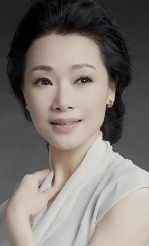 歌唱家吕薇:和男友掰了后和妈妈抱头痛哭,51岁终于收获幸福