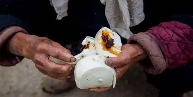 穷人家的父母爱让孩子吃这3碗饭老了吃苦受罪都是自找的