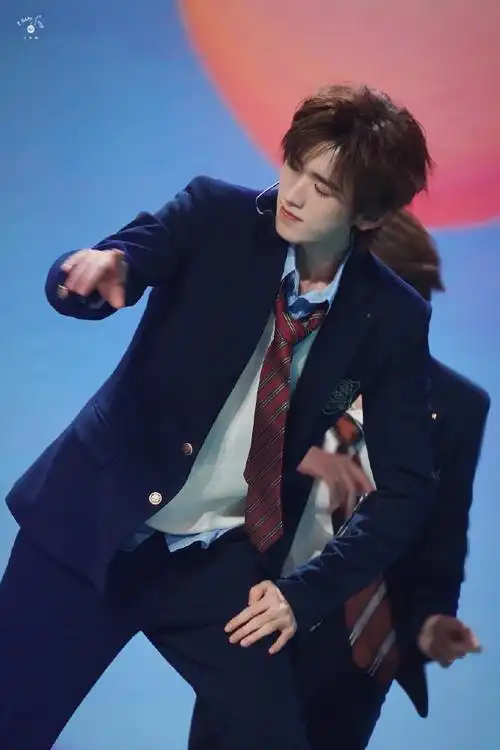 98    听说隔壁班超帅的转校生会跳舞  @时代少年团-宋亚轩