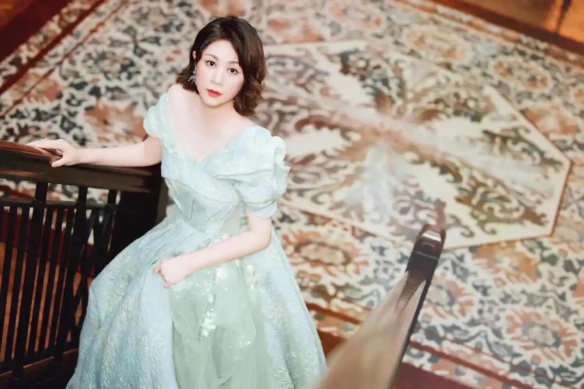 马丽41岁生日写真,一袭青色珠光纱裙,优雅温柔大气从容