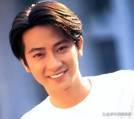 孙耀威是中国明星,在香港出生长大,他的长相吸引了很多粉丝.