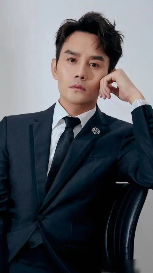 演员王凯温文儒雅又从容自若期待他的新剧先来看帅照吧