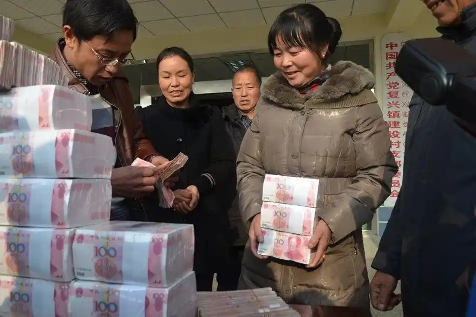 现场,重达312斤的人民币现金一捆捆整齐地放在台上,340余户入股村民