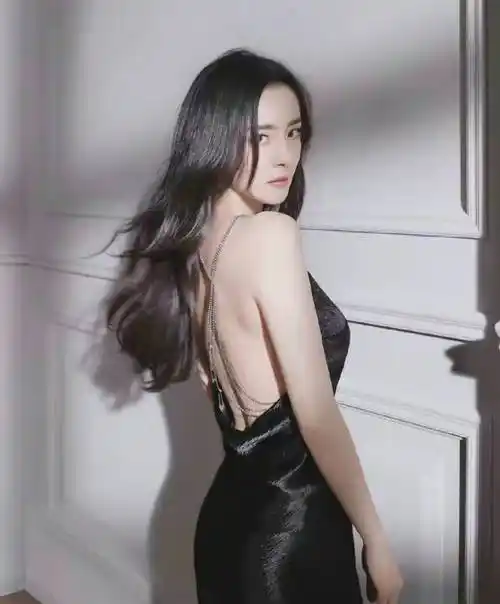 杨幂维密大片曝光,身材火辣引人,让网友"欲罢不能",不愧是大幂幂_演艺