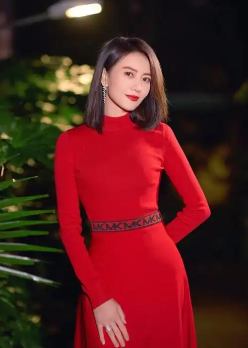 42岁高圆圆穿红色连衣裙春节氛围满满