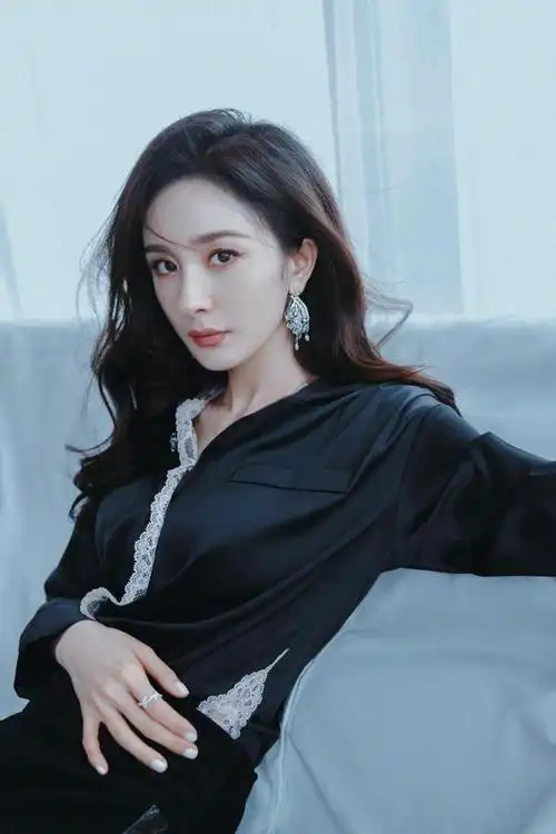 杨幂出席维多利亚的秘密(victorias secret)2023年环球时尚盛典 &