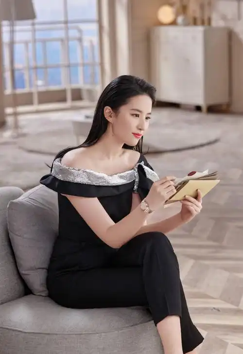 刘亦菲最新广告大片曝光高级成衣裹身雪肌晶透