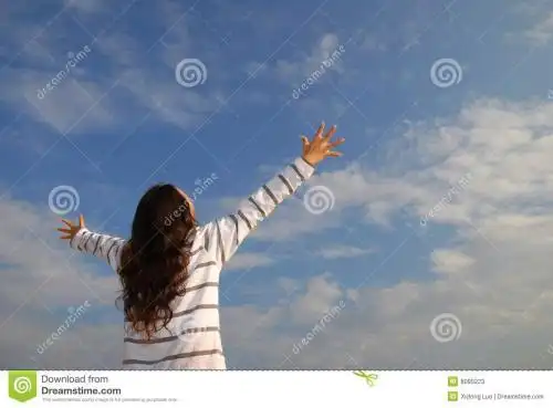 蓝色伸手可及的距离天空紧张奋斗对妇女年轻人.