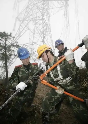 武警水电官兵作风顽强技术精 电力抢修建奇功