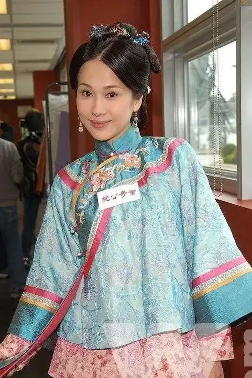 45岁文颂娴复出拍戏!曾和老公车内激吻20分钟,如今男方破产