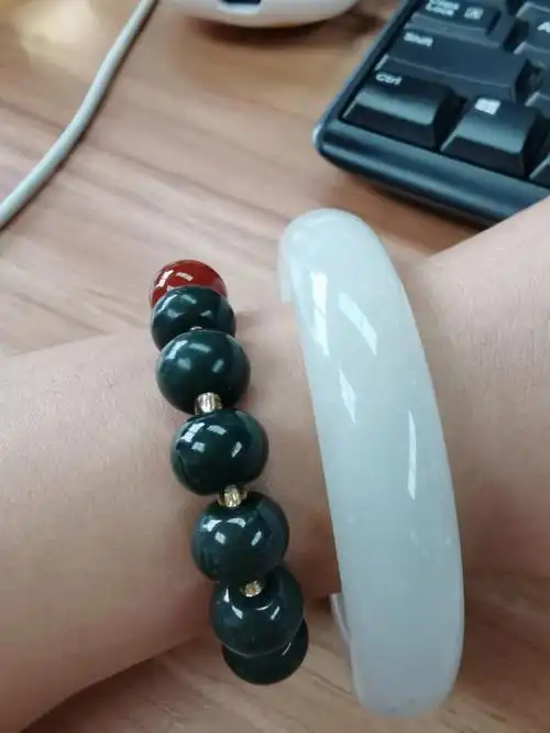 岫玉手镯分享1岫玉手镯和田玉手串