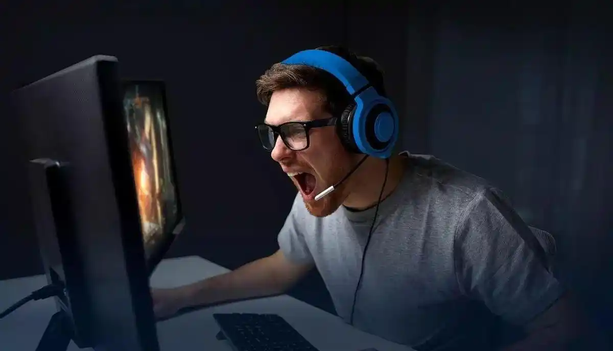 男子打游戏连跪4小时,气到肺炸被送医抢救,醒来后:队友太坑了