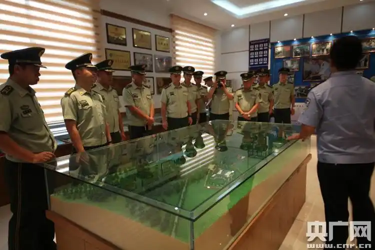 参会代表参观中国海关瑞丽警犬基地((田洪涛 摄)