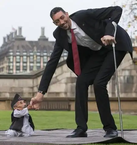 最萌身高差世界最高和最矮男人同聚伦敦图