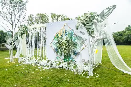 白绿色草坪婚礼