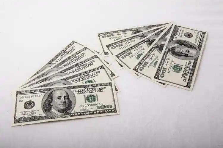 百ドル一百美元,纸币的白色背景上的几百个扇形最大雾美元.