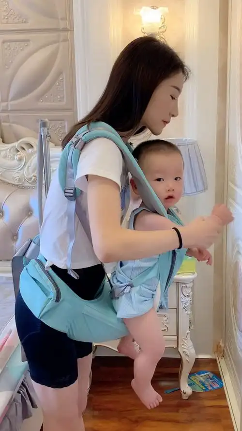 宝宝又是被迫营业的一天!#宝妈 #带娃 #袋鼠摇手