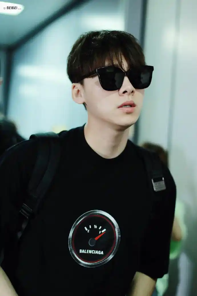 李易峰嘟嘴 李易峰墨镜 李易峰上海机场 北京~一身酷黑 帅气顺毛 墨镜