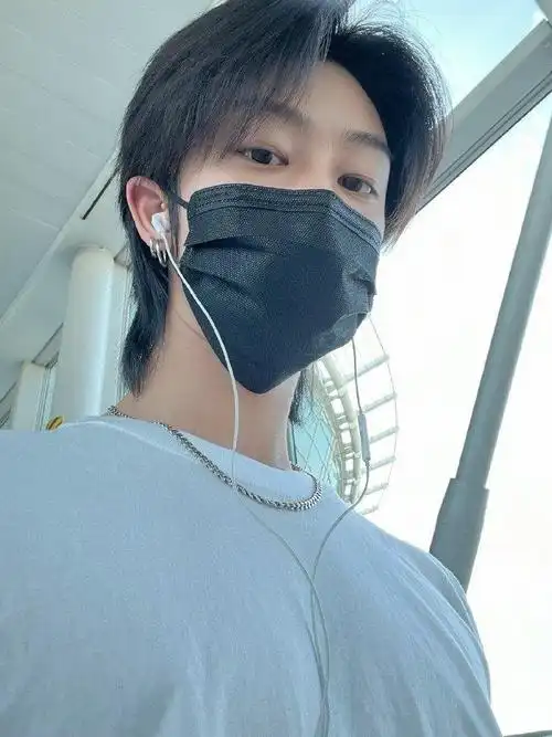 徐明浩口罩白t低头自拍清爽帅气少年感满满!