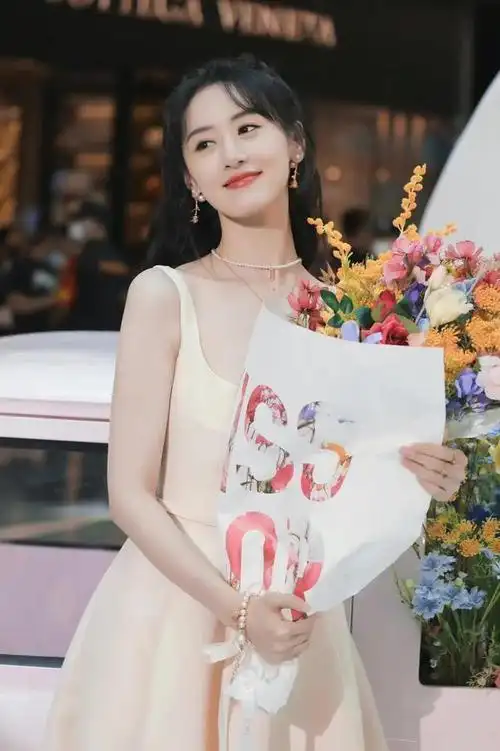 袁冰妍的白瓷肌真占优势穿吊带裙似邻家女美得清纯脱俗