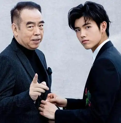 亲妈是导演干妈是导演20年都捧不红他却在娶妻改名后火了