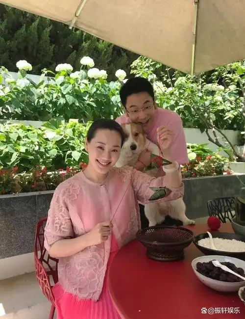 林依轮甩了患难与共的妻子黄琏后,违反诺言:5年不谈恋爱,娶了年轻漂亮