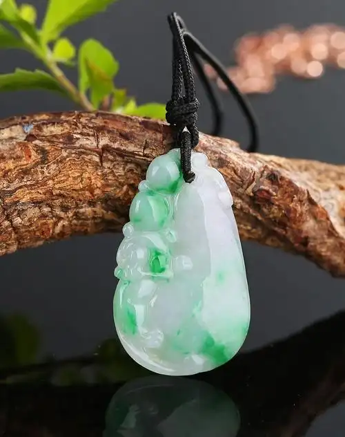 晶萃轩ching sui hin玉石贵重专场-甜豆种飘阳绿色福瓜挂件_缅甸天然
