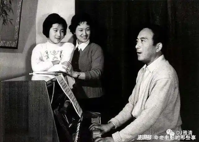 孙道临在弹琴和演唱,王文娟和女儿孙庆原在认真聆听.