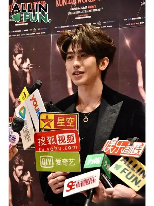 再看看去年这个时候的老公 很帅很开心很可爱 笑容治愈#蔡徐坤