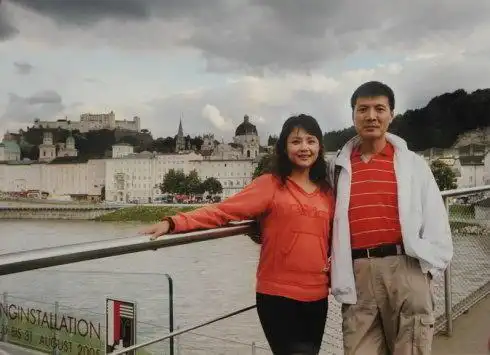 50岁茹萍全家近照一婚嫁大18岁老公如今待继子视如己出