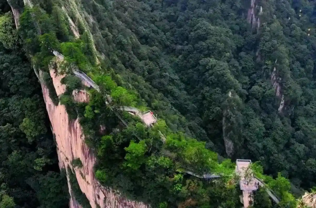 青龙背是河南省鲁山县尧山的一座山峰,藏在尧山深处,浓缩"雄险奇秀"于