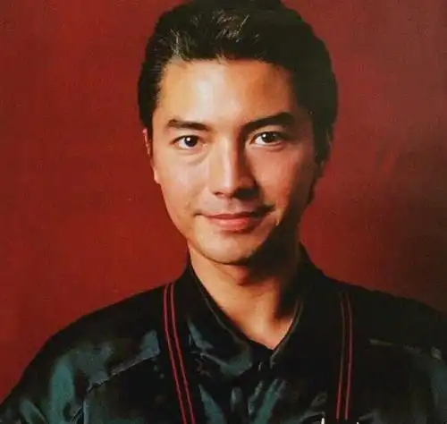 尊龙去好莱坞如何发展的?