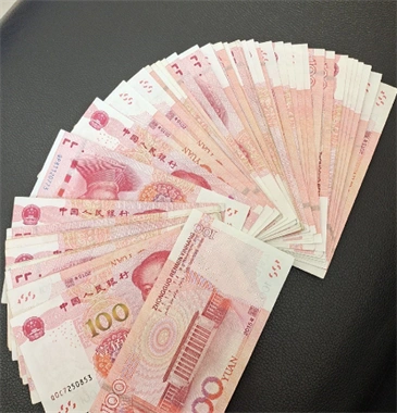 花钱容易挣钱难!温岭人交医保!拿出一叠百元大钞