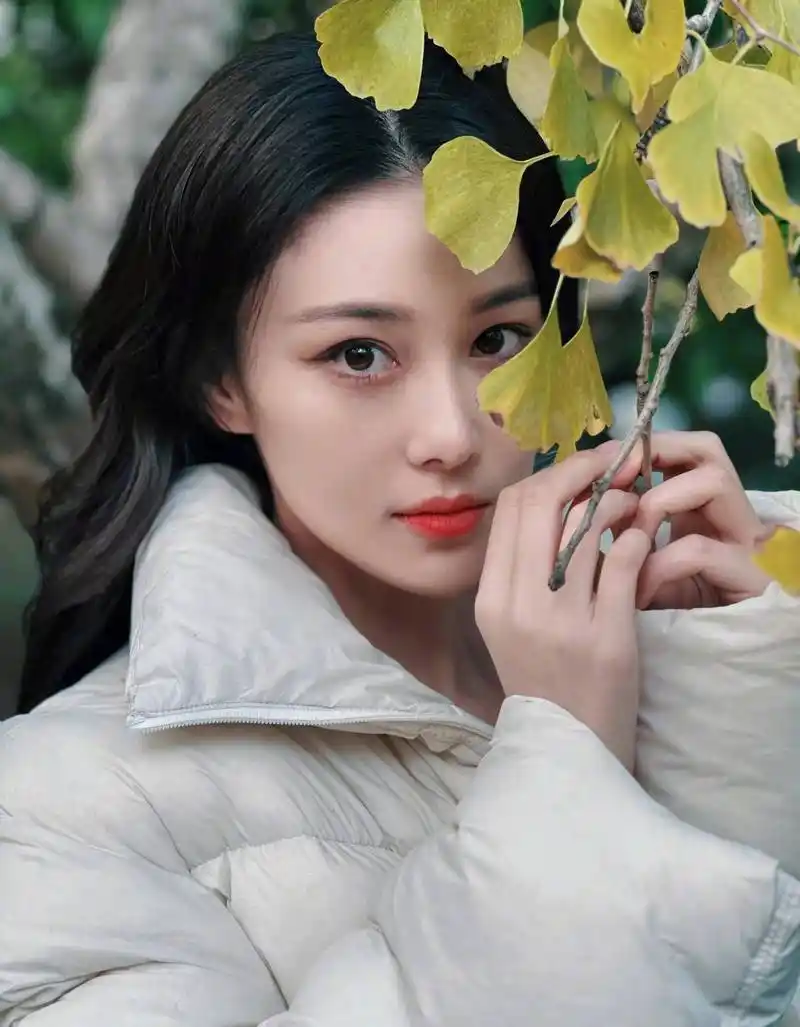 张馨予晒怼脸自拍,网友:姐姐真的好漂亮,内娱第一美女_显得_时尚_眼镜