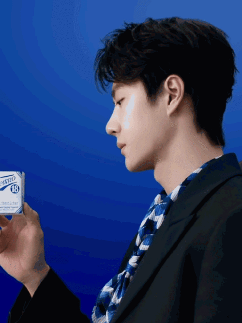 王一博黑色西装搭配蓝白丝巾,好清爽好高级!