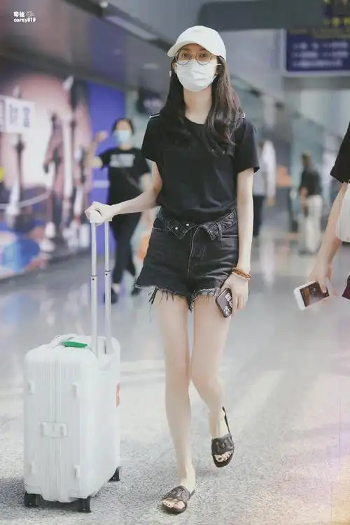 陈钰琪 机场街拍 人字拖大长腿|陈钰琪|人字拖|街拍_新浪新闻