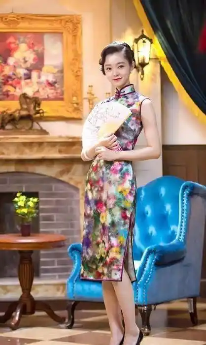 40岁秦海璐体态真好,穿旗袍还原"盘发"太惊艳,窈窕有韵味_身材_气质