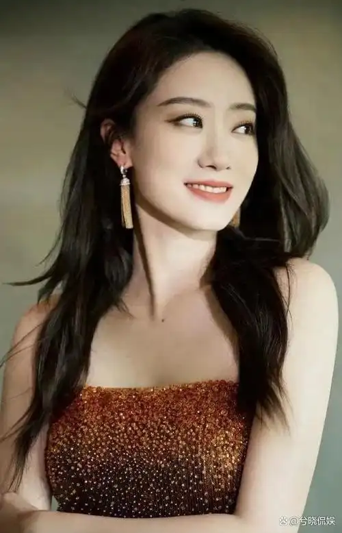 也成为了中国影史上第一位主演电影总票房突破100亿的85后女演员