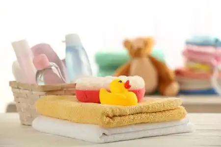 沐浴在明亮的背景上桌上的婴儿用品照片