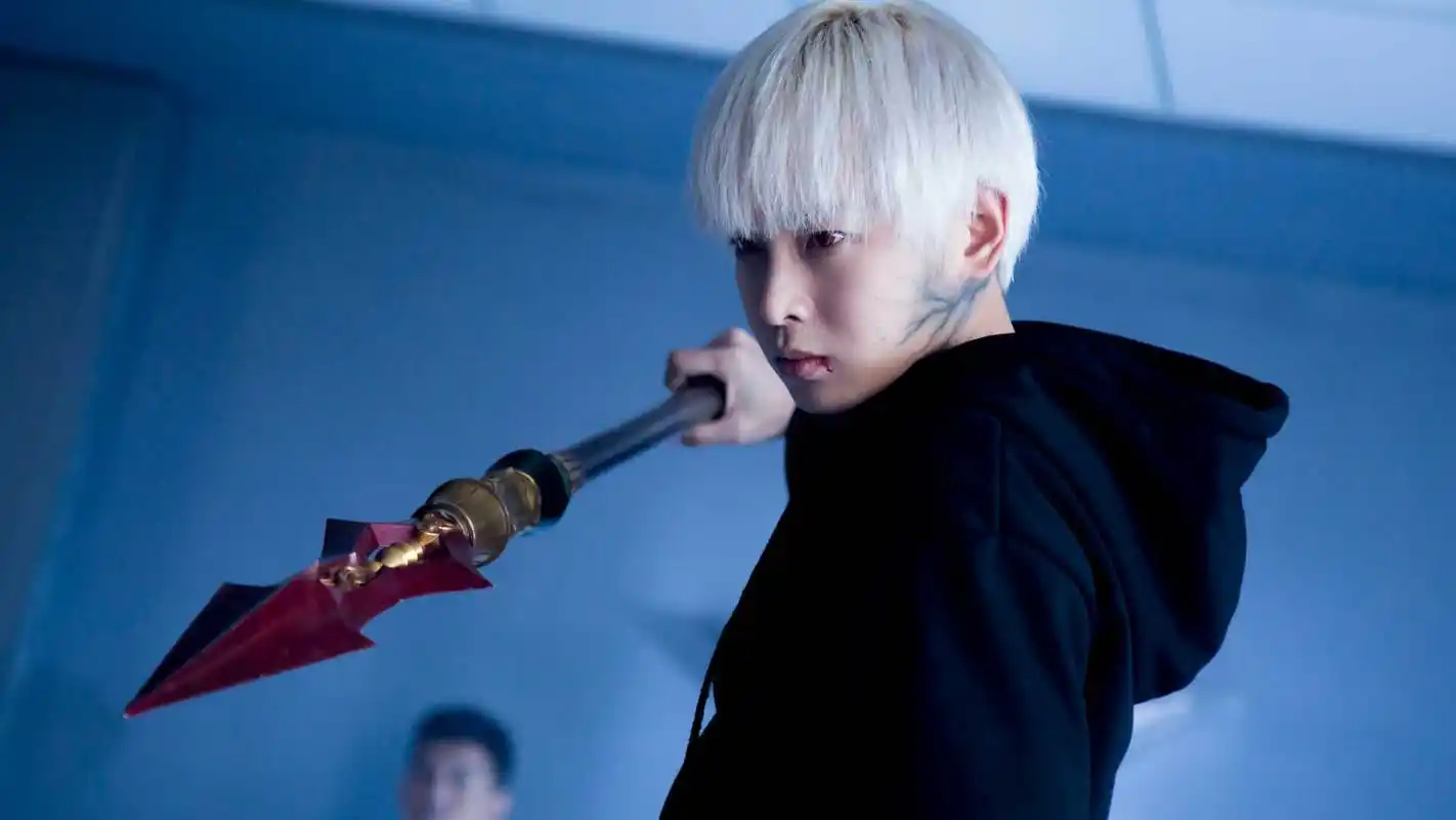 彭昱畅新剧《器灵2》上线 白发造型燃魂归来