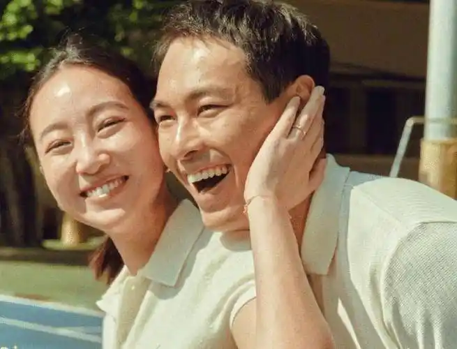 杨祐宁和妻子的合照是比较自然随性的,但是每一张都是充满爱的呢.