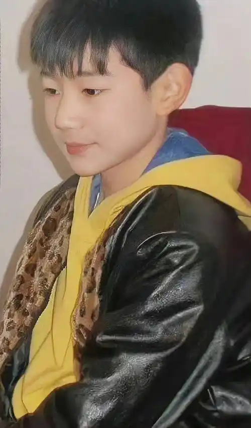 王源12岁罕见豹纹营业照,是还在换牙就出来工作的小童工呀_姐姐_衣服