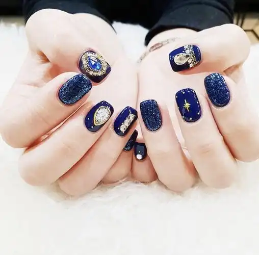 什么样的钻石美甲更让你心动简约或是精致的这里都有哦