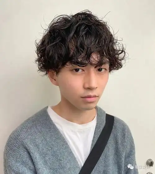 男生自然卷发型推荐 选对发型让你帅气迷人_小猪生活-女性生活 本地