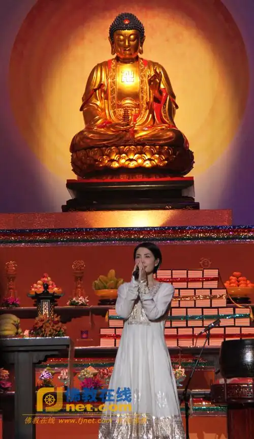 王菲在佛顶骨舍利前双手合十吟唱心经