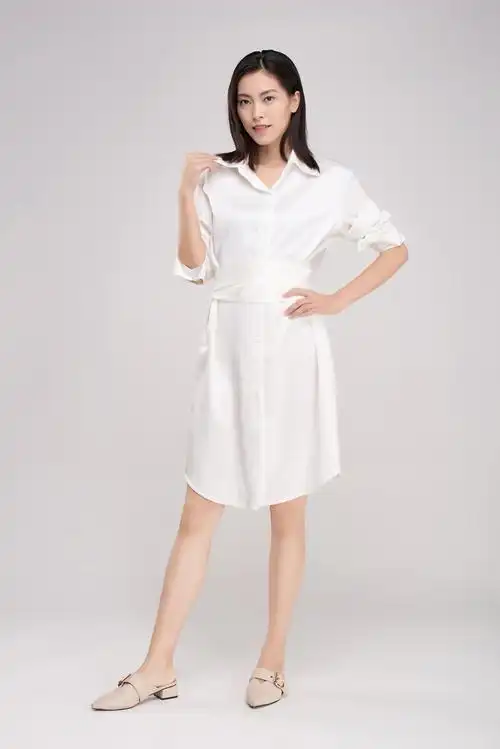 模特穿着白色连衣裙背景图片