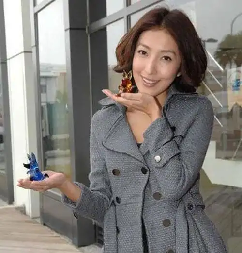 去年初因拍《败犬女王》热恋,今年3月,怀秋夜访杨谨华香闺遭踢爆,两人