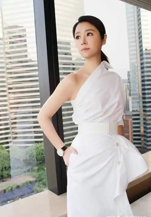 即便年龄上涨了不少,但也丝毫不影响林心如那动人的外观,通过一番细心