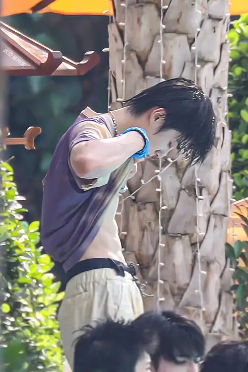 来看泳池帅哥的新腹肌照