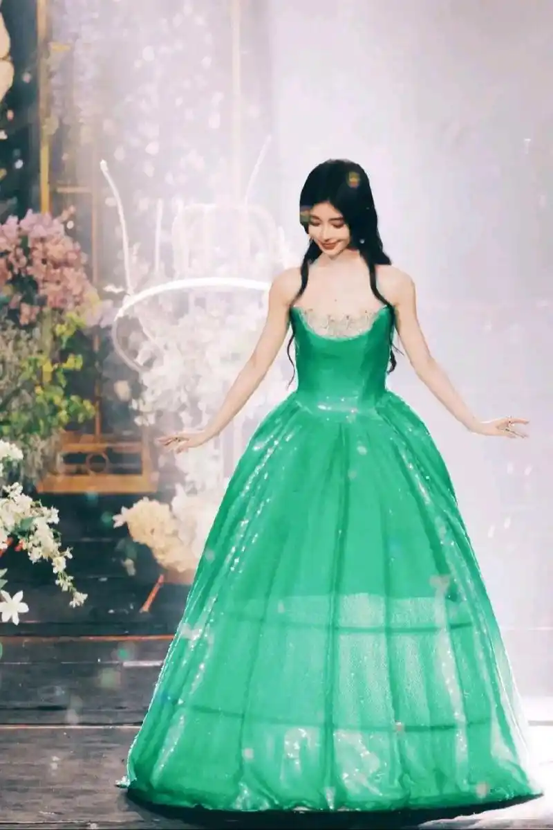 鞠婧祎在8月5日的snh48演唱会上压轴出场,带领全体成员共同演唱《恋爱